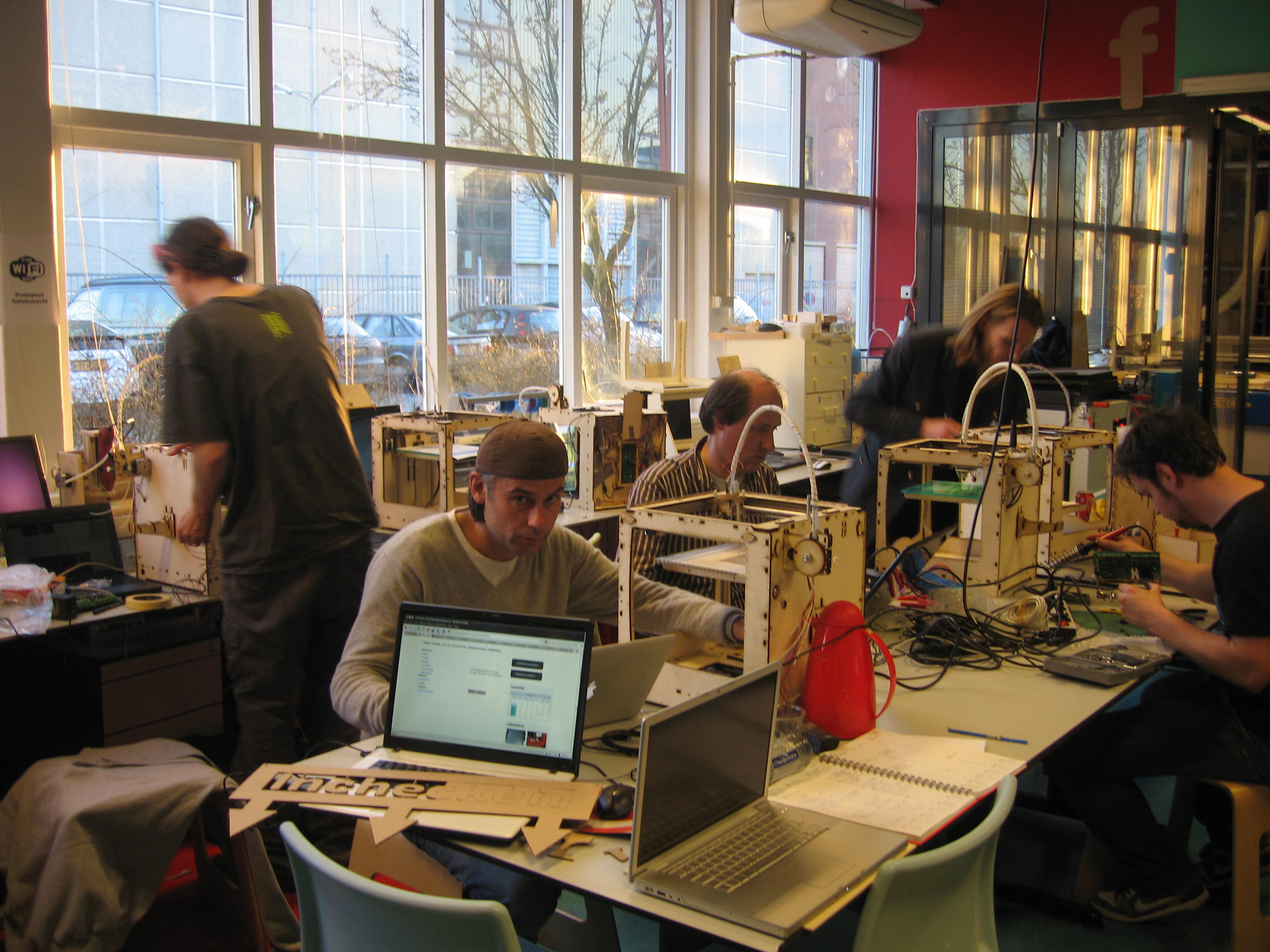 Hackerspace lab. Via Wikipedia.org. License: Creative Commons Attribution ShareAlike 3.0 Link: https://commons.wikimedia.org/wiki/File:Protospace,_a_Hackerspace.jpg